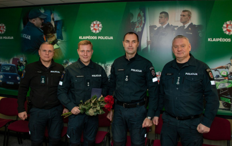 Daugiabučio gyventojus nuo dujų sprogimo apsaugojusiam Plungės r. PK pareigūnui įteiktas apdovanojimas „Už nuopelnus“
