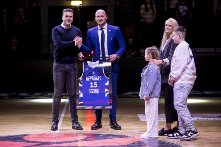 Mažeikos marškinėliai iškelti „Švyturio“ arenoje: „Klaipėda, aš jus myliu“