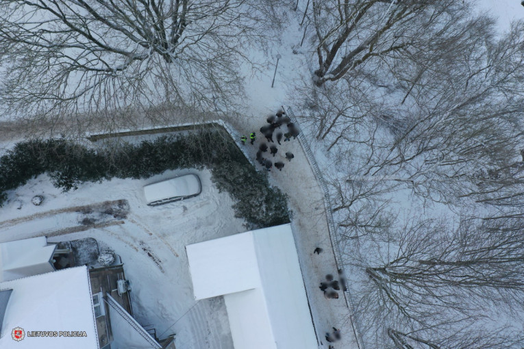 Pareigūnai rūkančius moksleivius fiksuoja dronais
