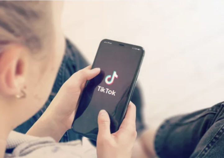 „TikTok“ seka „Meta“ pėdomis – šimtams tūkstančių lietuvių netrukus gali tekti susimokėti už soc. tinklą