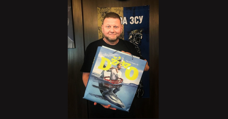 Algio Kriščiūno džiazo paveikslas Ukrainos generolo Valerijaus Zalužno rankose
