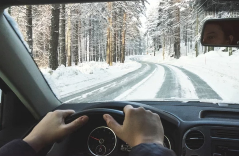 Saugus vairavimas žiemą: svarbu tinkamai įvertinti eismo sąlygas