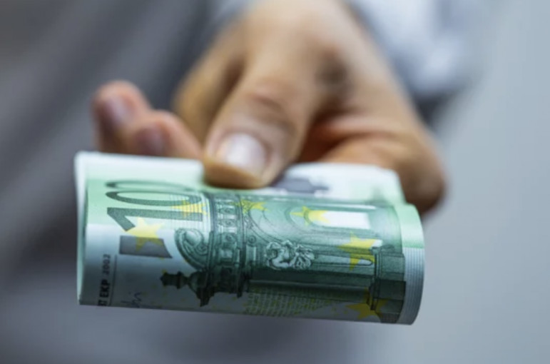 Nuo šiol atsiskaitymai grynaisiais pinigais galimi tik iki 5 tūkst. eurų: VMI atsako į aktualius klausimus