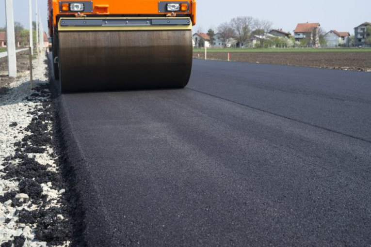Tauralaukyje asfaltas padengs dar 9 žvyrkelius