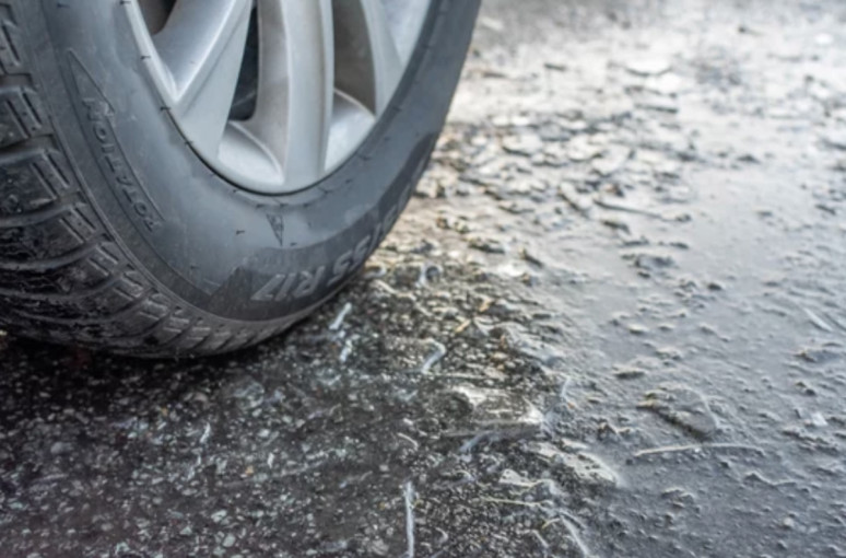 Kelininkai įspėja: vakarų Lietuvoje eismo sąlygas sunkina plikledis