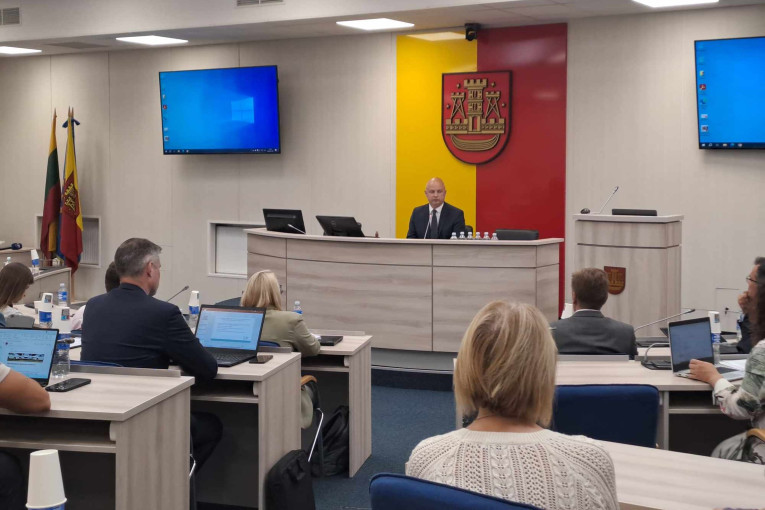 Aplinkos ministras S. Gentvilas Klaipėdoje su bendruomenėmis, meru ir įmonių atstovais aptarė sklindančių nemalonių kvapų problematiką