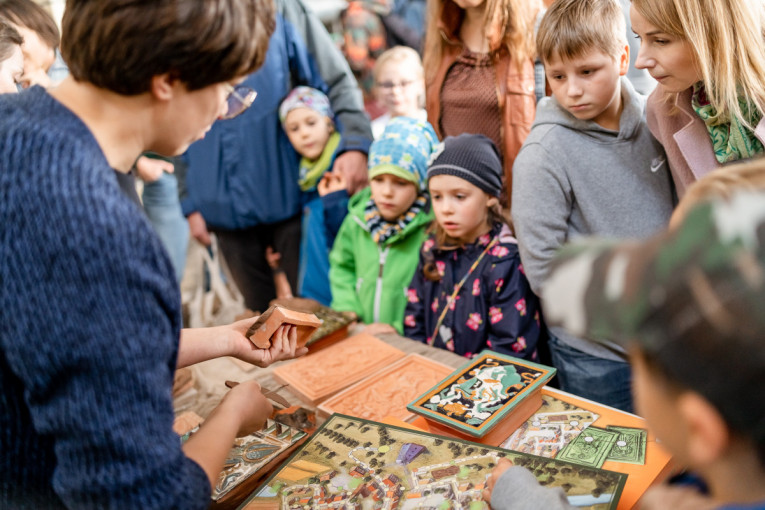 Knygos sutiktuvės netradiciškai: industrinėje erdvėje – pokalbiai apie koklių tradiciją