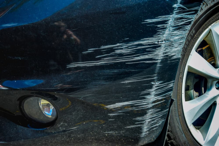 Klaipėdietė gavo 600 Eur baudą už tai, kad jos automobilis stovėjo šalia apgadinto kaimynės "Opel"