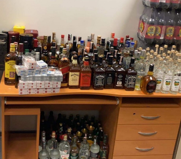 Pareigūnai nubaudė Klaipėdoje nelegaliai alkoholiu ir cigaretėmis prekiavusią moterį