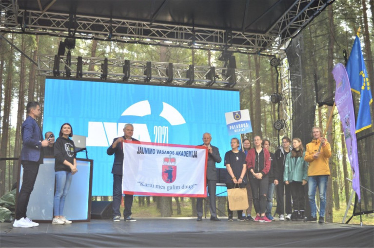 Palangai perduota Jaunimo vasaros akademijos vėliava