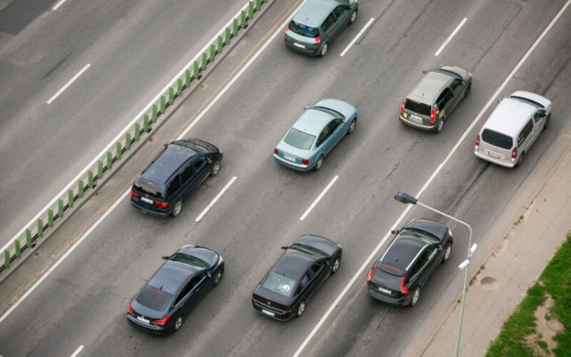 Senų ir taršių automobilių vairuotojams reikėtų susirūpinti: jau netrukus laukia daug problemų