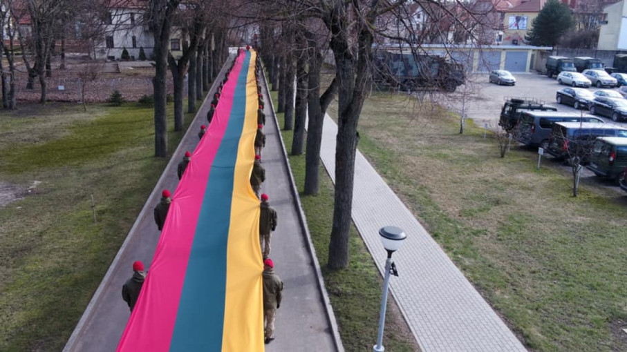 Klaipėdoje išskleista ypatingai didelė valstybės vėliava