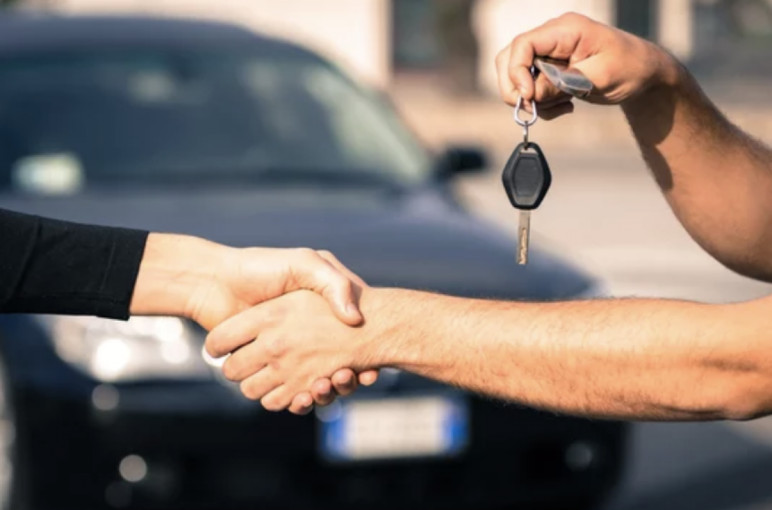 Naudotais automobiliais Tauragėje prekiavusios įmonės akcininkas, direktorius ir 4 darbuotojai siunčiami į teismą