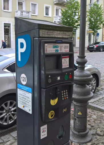 Neišvengusi aštrių diskusijų taryba galiausiai parkingo branginimo klausimą panaikino