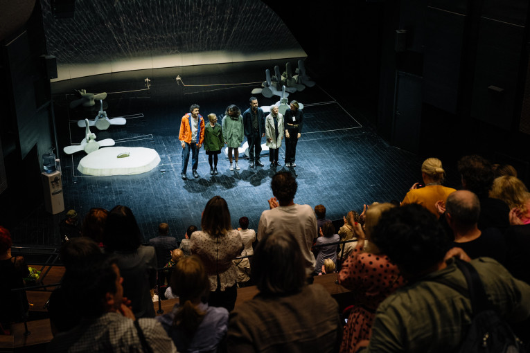 Teatre žiūrovams sunkiausia paleisti telefonus