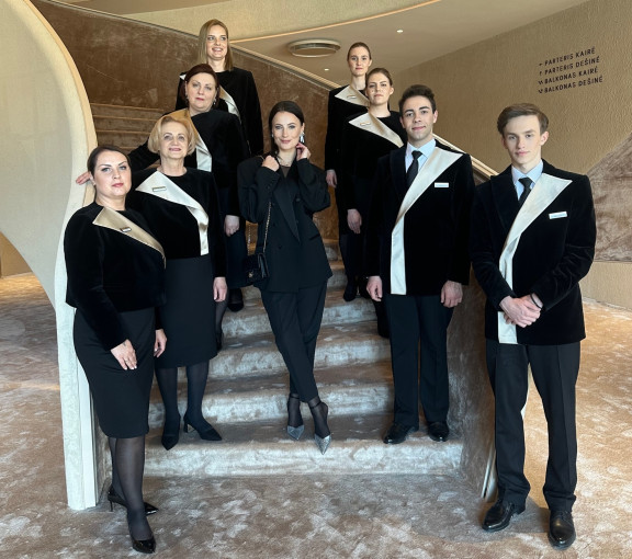 Klaipėdos valstybinio muzikinio teatro stilius atsikartoja ir dizainerės Agnės Kuzmickaitės kurtuose darbuotojų drabužiuose