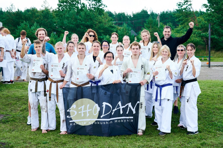 Kyokushin karate mokyklos „Shodan“ auklėtiniai pasiekė juodojo diržo meistriškumą tarptautinėje stovykloje