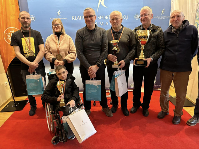 Klaipėdos sportininkų namuose Lietuvą pagerbė himnu, patriotiniais jausmais ir kovomis prie šaškių ir šachmatų lentų