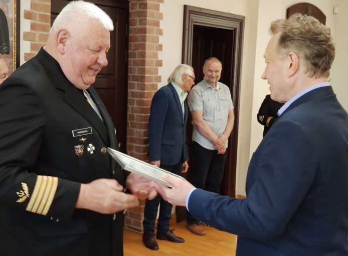 Padėkota burlaivio „Brabander“ istoriją Klaipėdoje pradėjusiam kurti kapitonui