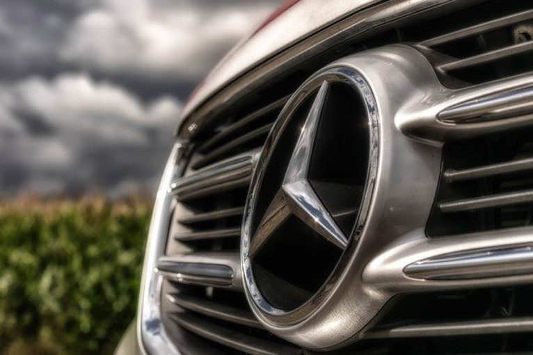 Klaipėdoje rūgštimi apipiltas automobilis