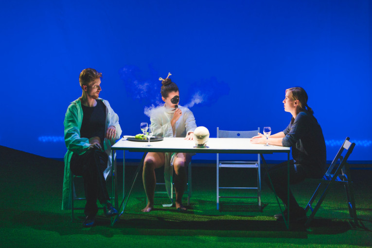 Klaipėdos jaunimo teatro spektaklyje „R.E.M.“ – jauno žmogaus drama ant žalios „Windows“ pievelės