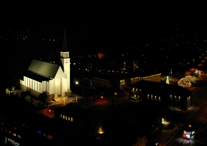 Apšviesta Gargždų Šv. arkangelo Mykolo bažnyčia
