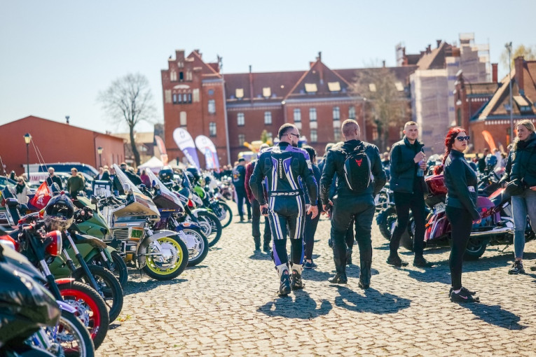 Meilė, dūmai ir tūkstantis variklių: Klaipėdoje Moto sezono atidarymą vainikavo netikėtos piršlybos