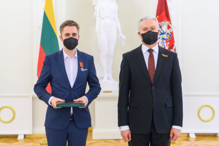 Neringos sporto mokyklos direktoriui N. Airošiui įteiktas ordino „Už nuopelnus Lietuvai“ medalis