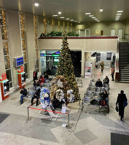 Jautri menininkės A. Kišonaitės instaliacija, apie vaiko tylų pagalbos šauksmą, iškeliavo į Klaipėdos geležinkelio stotį