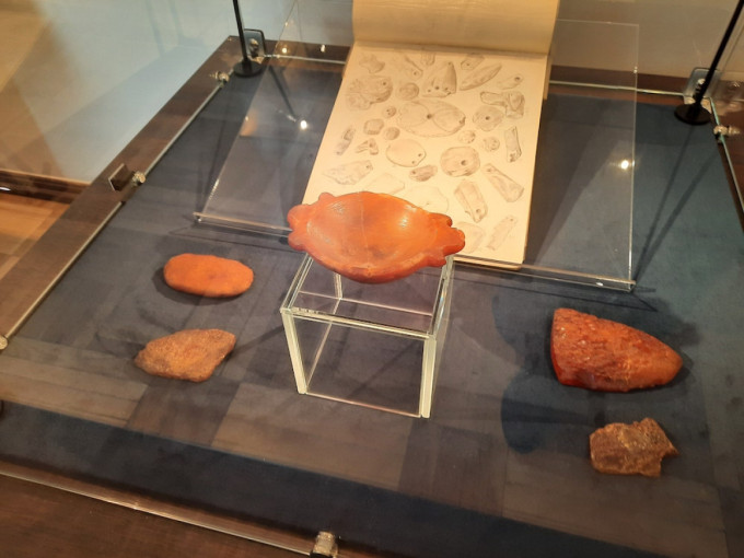 Į Kretingą sugrįžo unikali gintaro dirbinių kolekcija