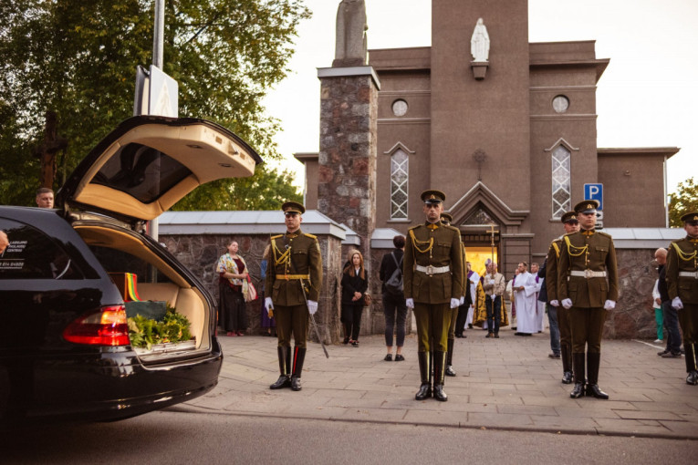 Klaipėdoje sutikti Jono Polovinsko-Budrio ir Reginos Kašubaitės-Budrienės pelenai