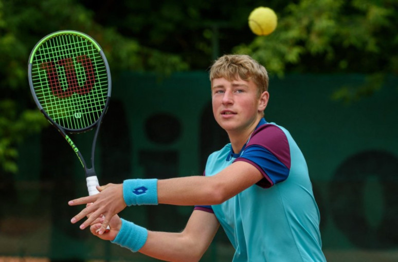 Klaipėdietis Edas Butvilas tęsia sėkmingą pasirodymą „Australian Open“ jaunių turnyre