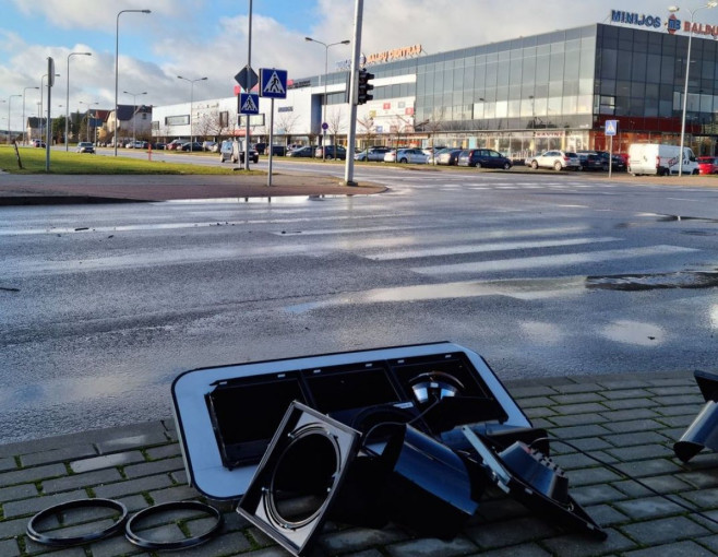 Dubysos gatvėje ties Klaipėdos „Švyturio“ arena nulaužtas šviesoforas