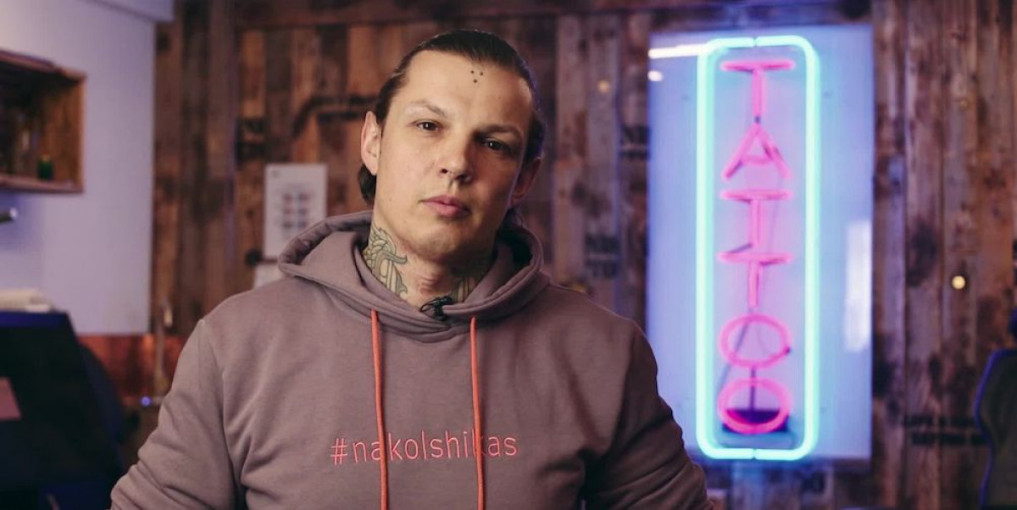 Unikalios akcijos metu klaipėdietis tatuiruočių meistras rinks lėšas vėžiu sergančių vaikų stovyklai prie jūros
