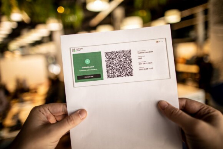 Prekybininkai: nuo pirmadienio kaukė nebebus privaloma parduotuvėse, dirbančiose su galimybių pasu