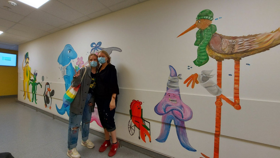 Talentingos moksleivės savo piešiniais papuošė Klaipėdos vaikų ligoninės traumatologijos punktą