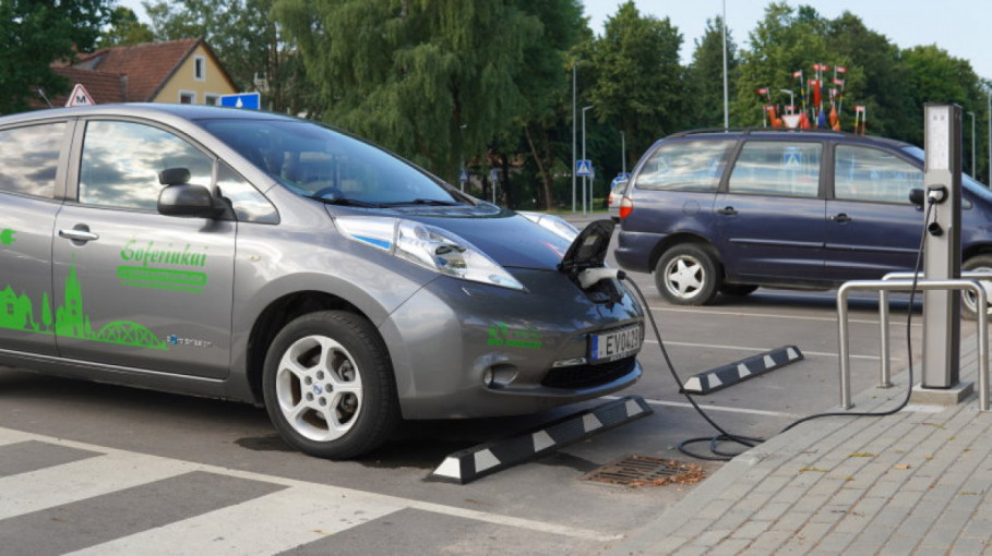 Šilutėje pradėjo veikti pirmoji elektromobilių įkrovimo aikštelė
