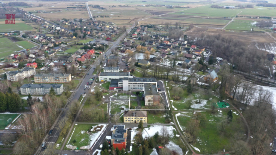 Ilgą laiką nenaudotas pastatas Vežaičiuose virs senelių namais