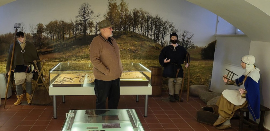 Kretingos muziejuje archeologijos ekspoziciją papildė keturi kuršius vaizduojantys manekenai