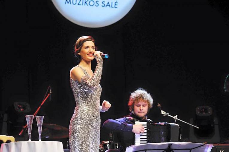 Naują dainą pristatanti klaipėdietė D. Kazonaitė: „Ateina metas išsivaduoti iš savo „kokono“