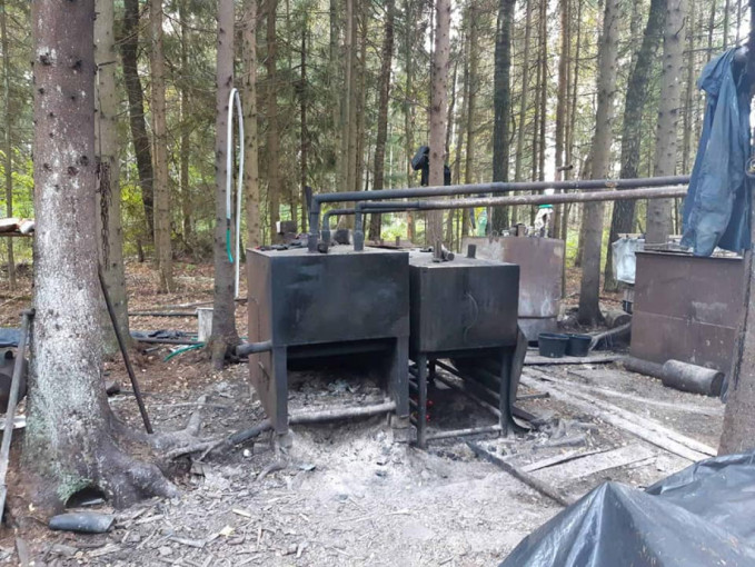 Rietavo policijos pareigūnai likvidavo didelį naminės degtinės bravorą