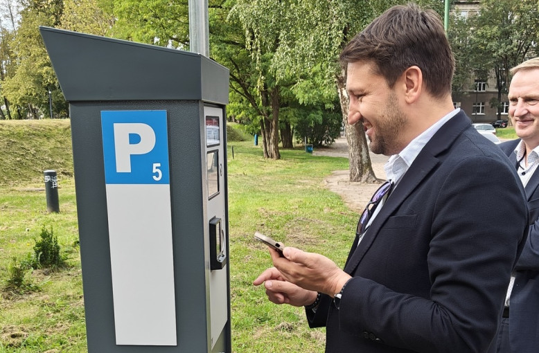 Mokamo automobilių statymo zonose Klaipėdoje pradėjo statyti naujus parkomatus
