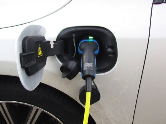 Savivaldybė trumpins elektromobilių įkrovimo laiką viešose įkrovimo stotelėse