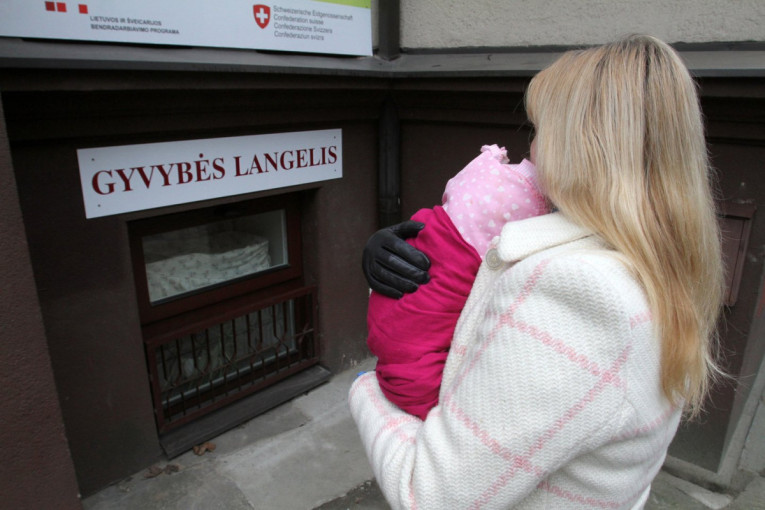 Gyvybės langelyje paliktas tvarkingai aprengtas naujagimis