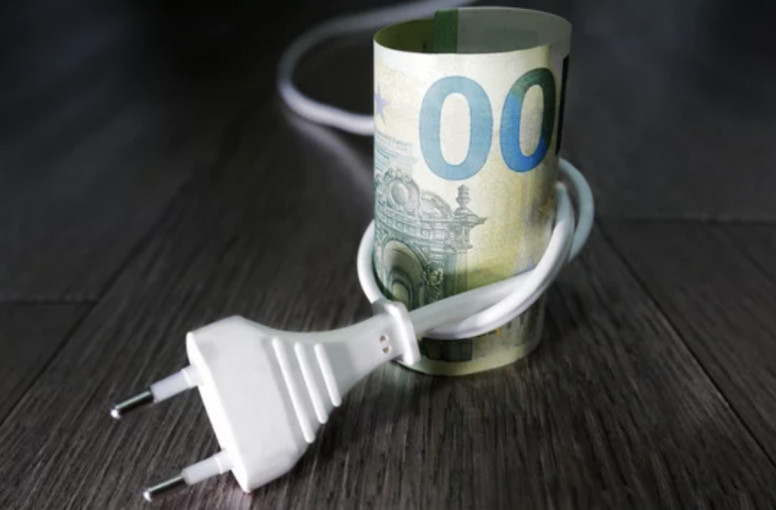 Apklausa: daugiau nei pusė Lietuvos gyventojų už elektrą permoka, penktadalis nežino, kiek moka