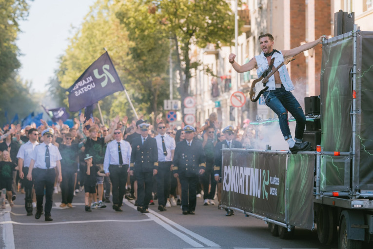 Nuo jūrinių tradicijų iki pasaulinės žvaigždės, spalvingosios eisenos ir lenktynių azarto – Uosto direkcija dovanoja nepamirštamus Jūros šventės įspūdžius
