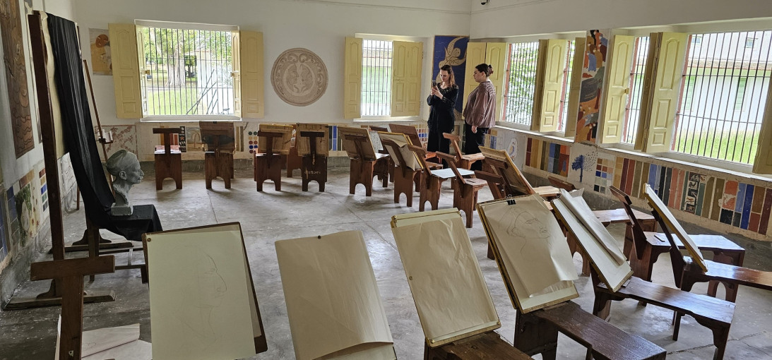 KU studenčių praktika Indijoje: svarbiausia mokytojo priemonė – ryšys su vaiku