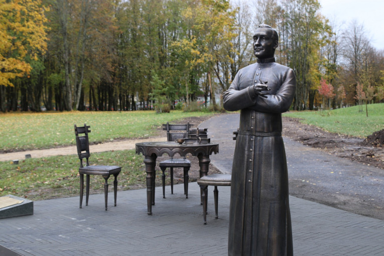 Gargžduose įamžintas M. Vaitkaus atminimas – pastatyta skulptūrinė kompozicija
