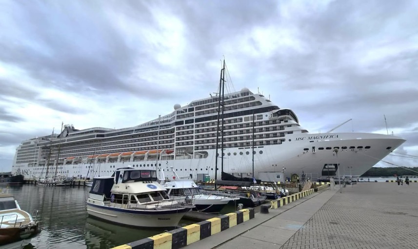 Beveik 300 metrų ilgio „MSC Magnifica“ vėl Klaipėdoje