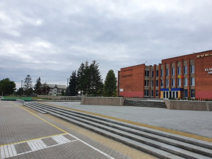 Atnaujinta kultūros centro Žvejų rūmai aplinka